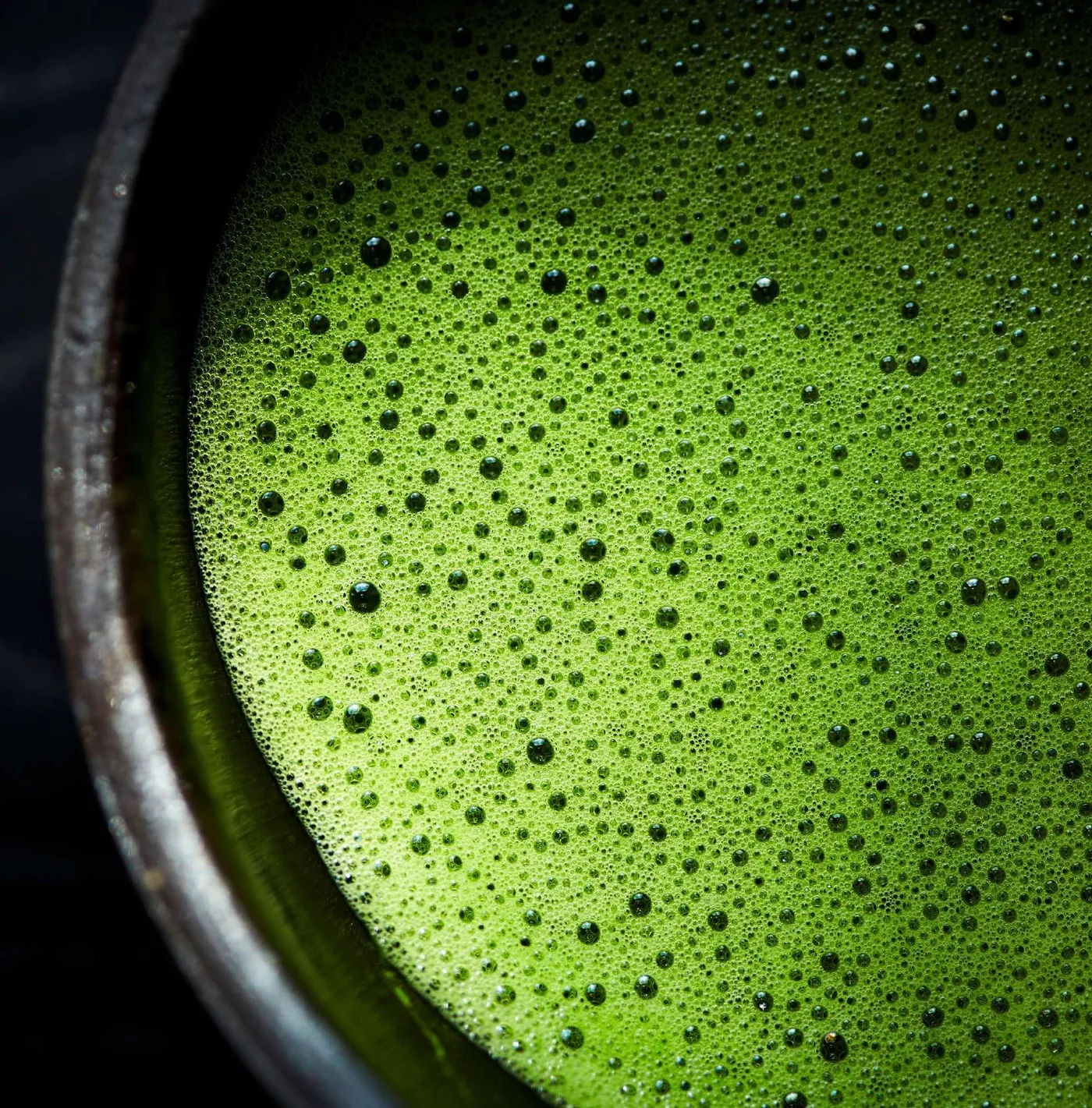 Tekstur busa matcha hijau pekat