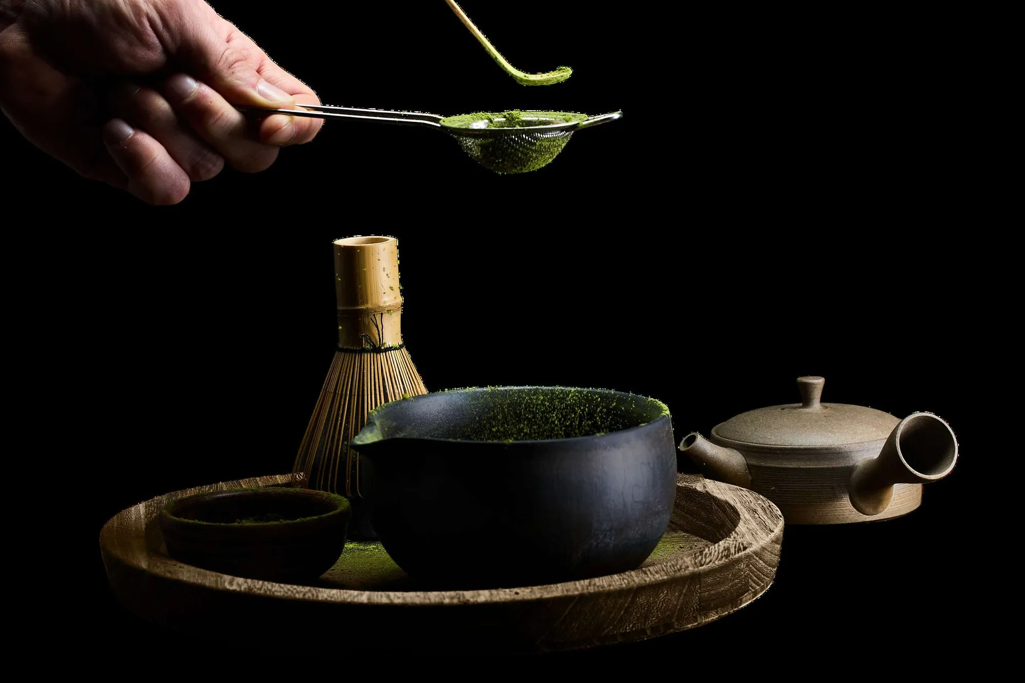 Proses penyajian matcha dengan chasen dan chawan