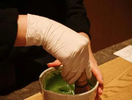 Menyeduh matcha dengan whisk di dalam mangkuk